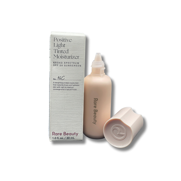 maquillaje facial con protector solar RARE BEAUTY